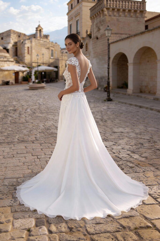 monica loretti-brautatelier ried-8419-a-linie-chiffon-spitze-beinschlitz-kurzarm-v-ruecken-v-ausschnitt-ivory-nude-ruecken-1